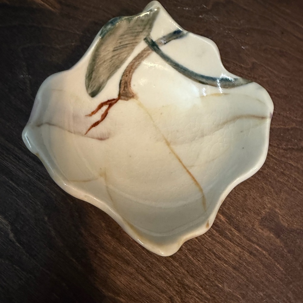 Guc Elegant Ceramic Leaf Dish. Great for jewelry or candle.